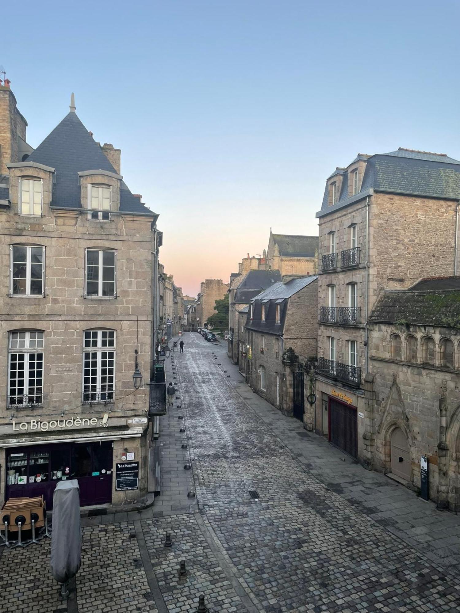 Spacieux Appartement Au Coeur Du Centre Historique De Динан Экстерьер фото